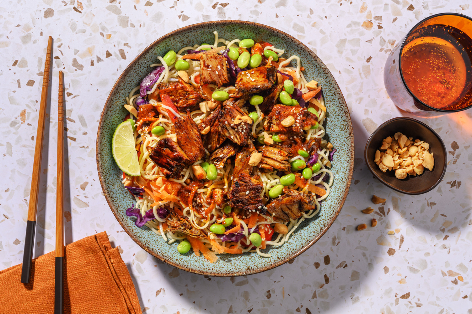 Noedelsalade met sticky veggie kipstukjes en gochujang