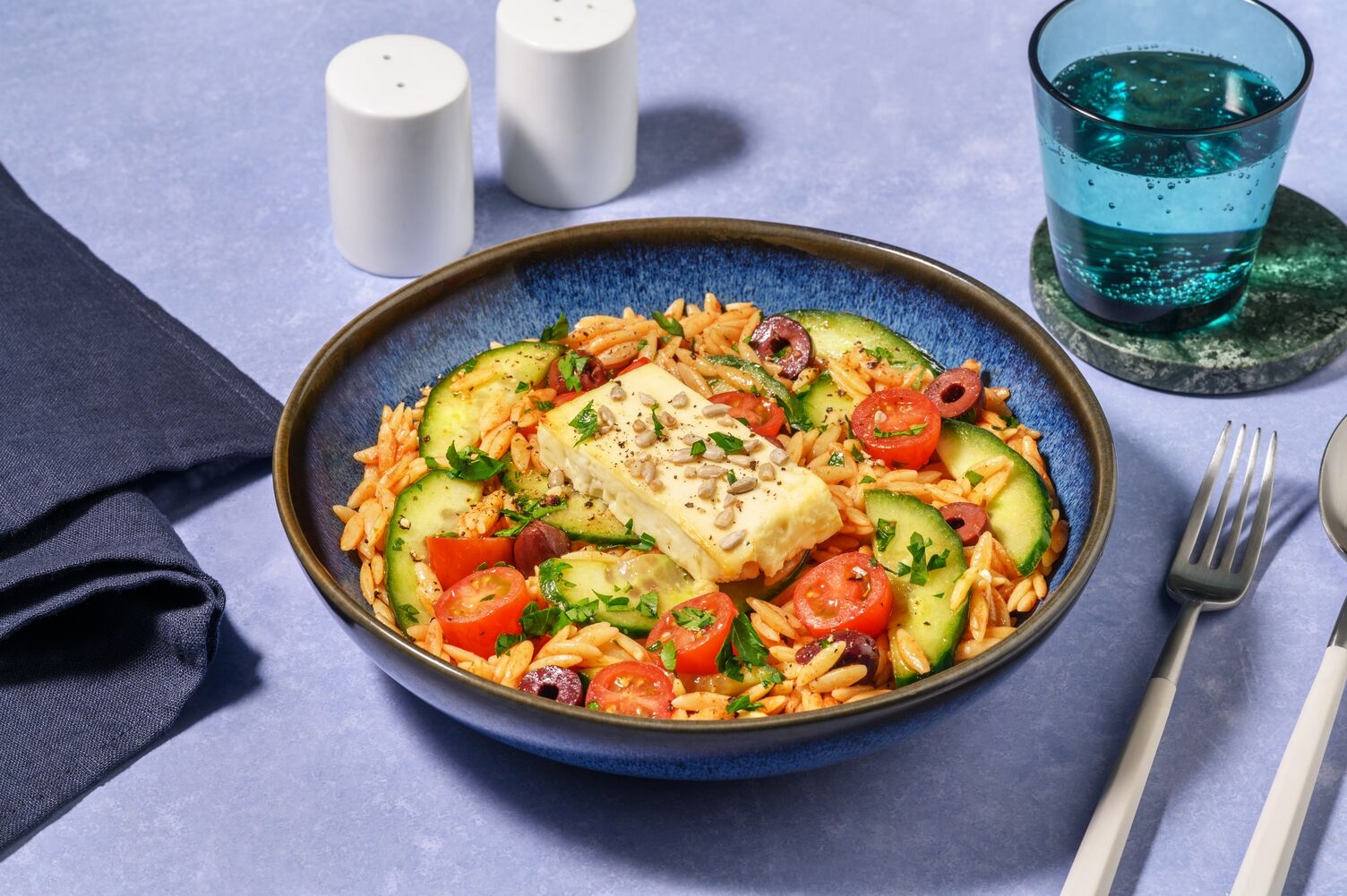 Griechischer Orzo-Salat mit Feta