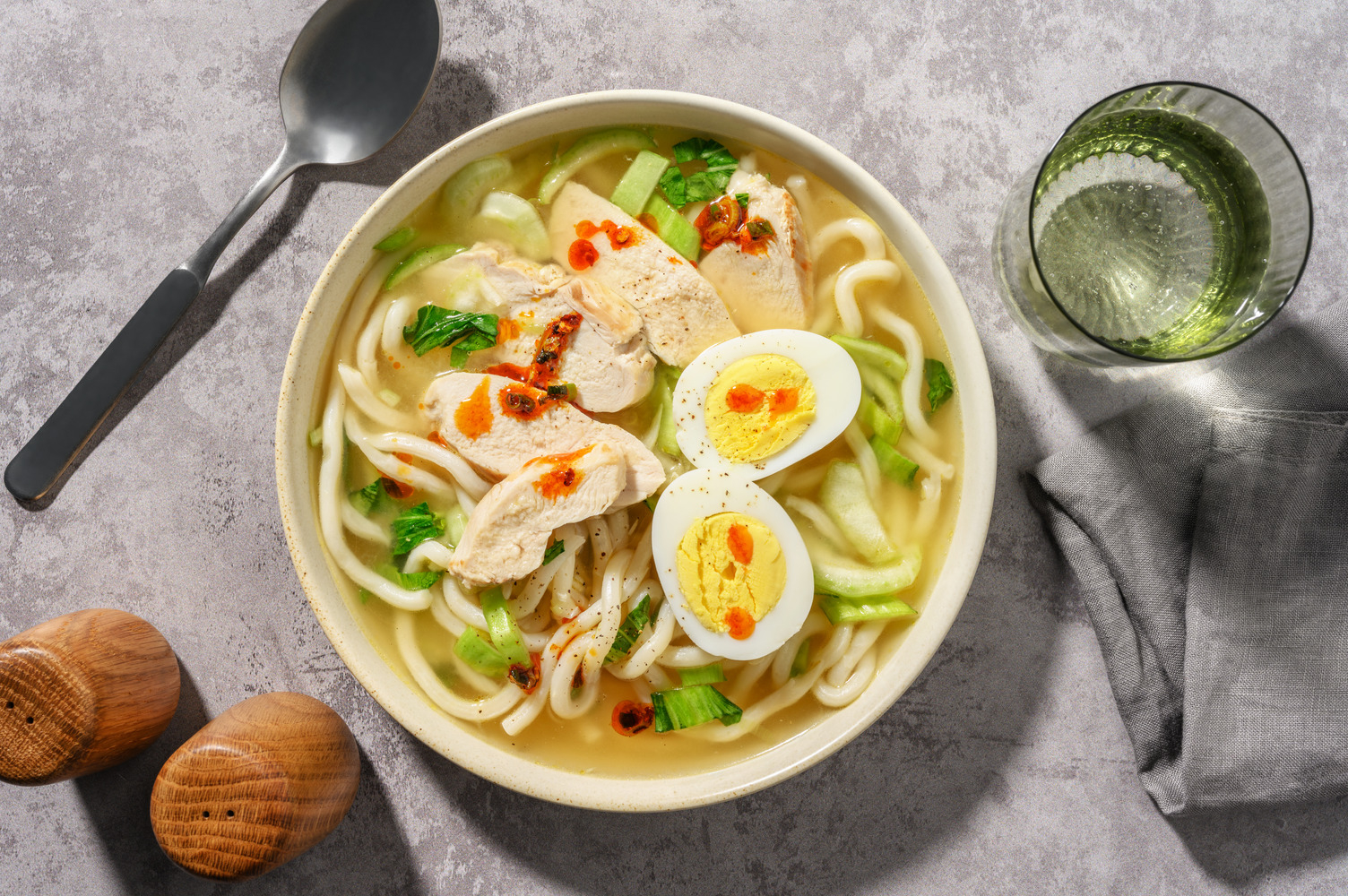 Japanische Udon-Suppe mit doppelt Huhn