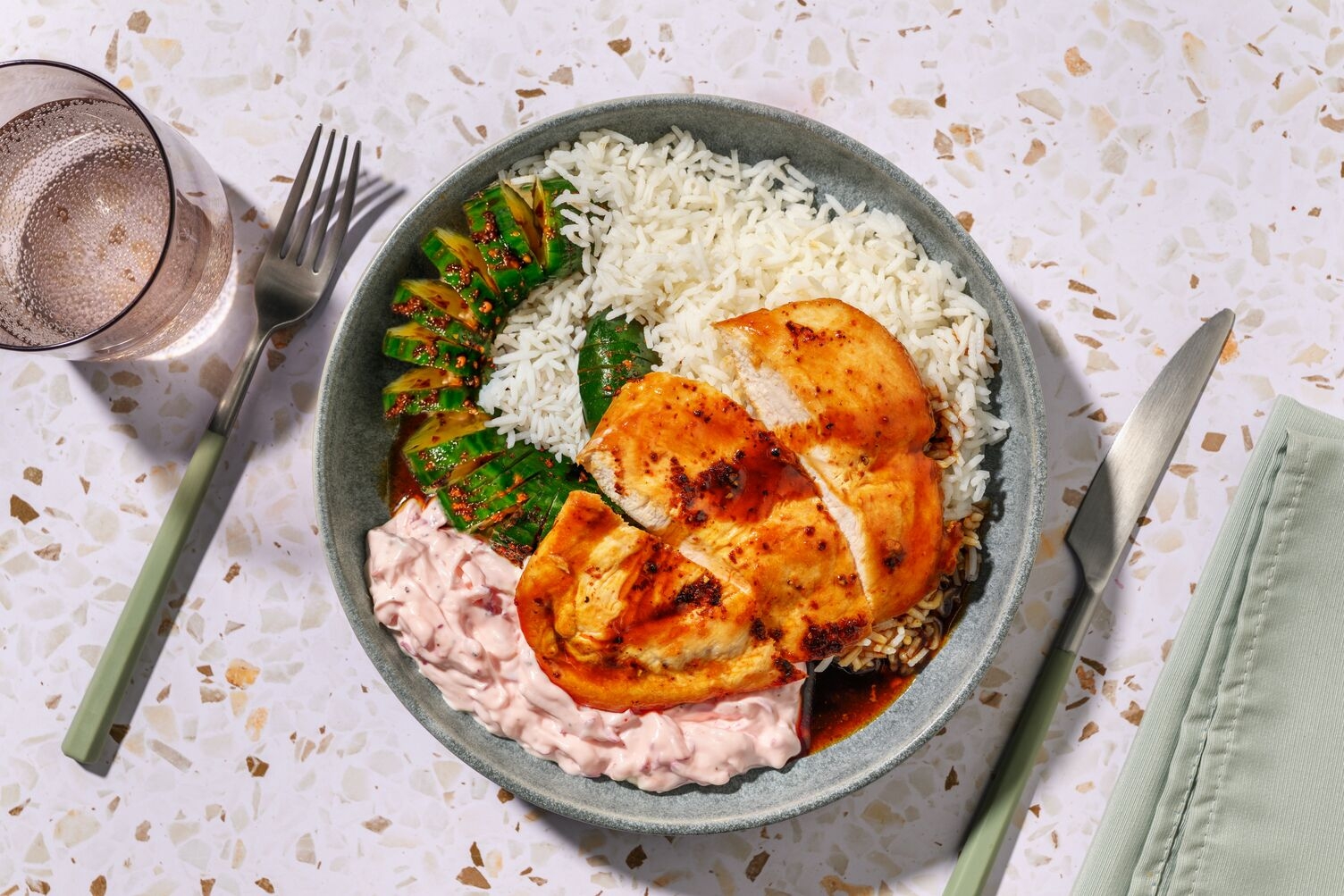 Spiral-Gurkensalat mit glasiertem Poulet
