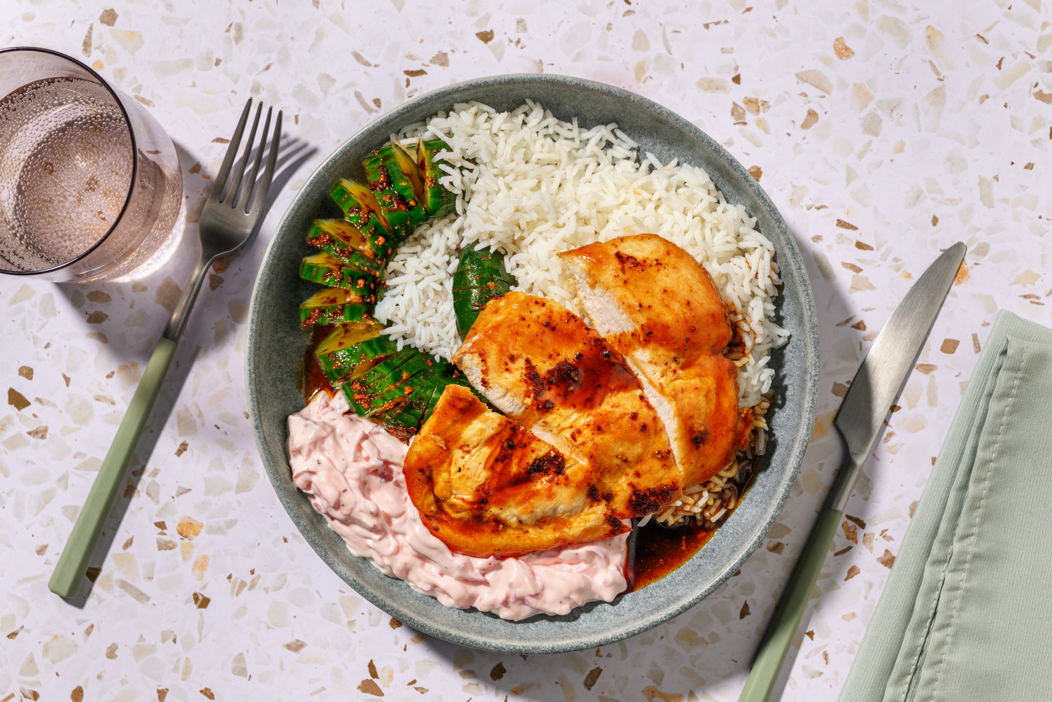 Spiral-Gurkensalat mit glasiertem Bio-Hähnchen