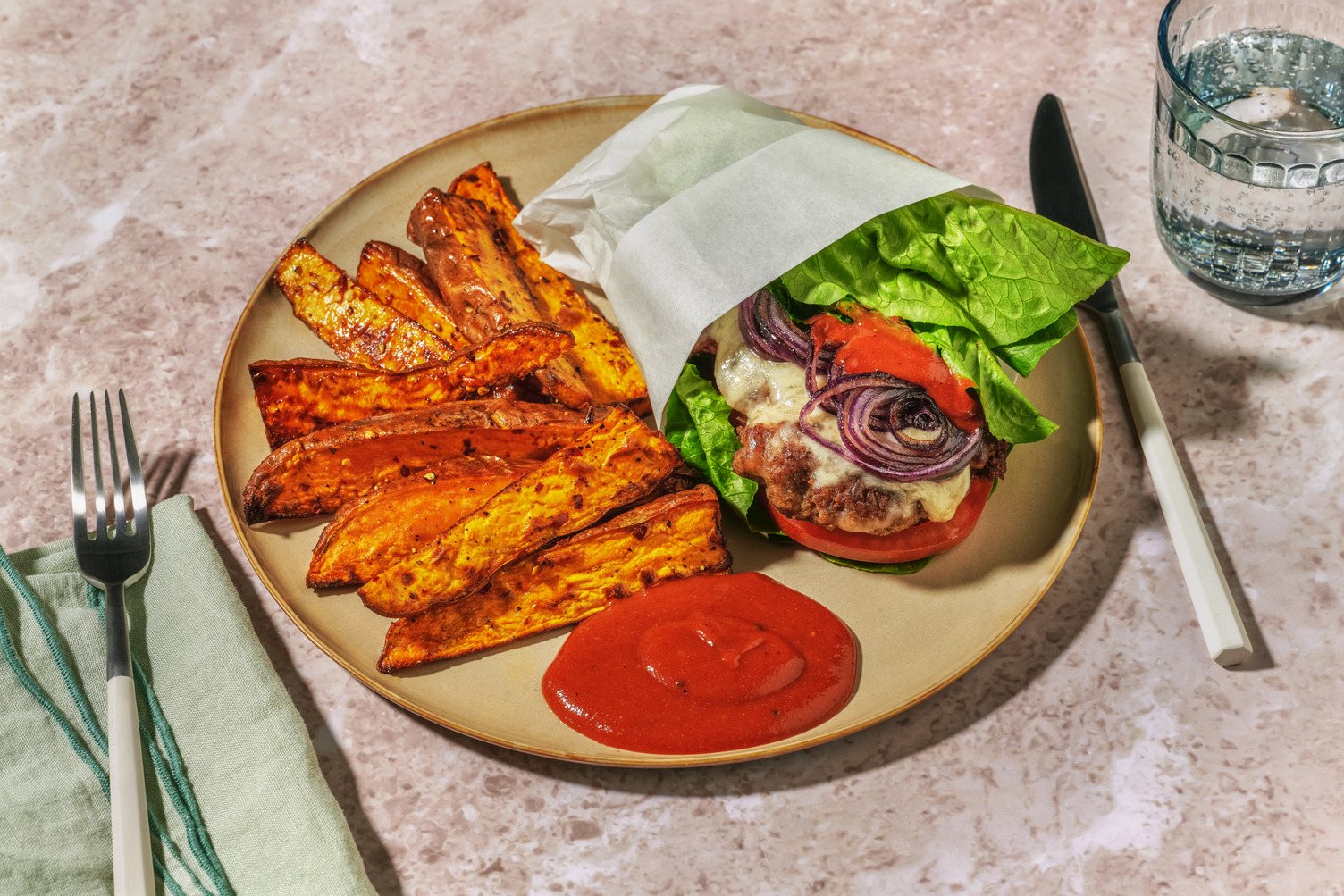 Lettuce Wrap Cheeseburger mit Hack vom Weiderind