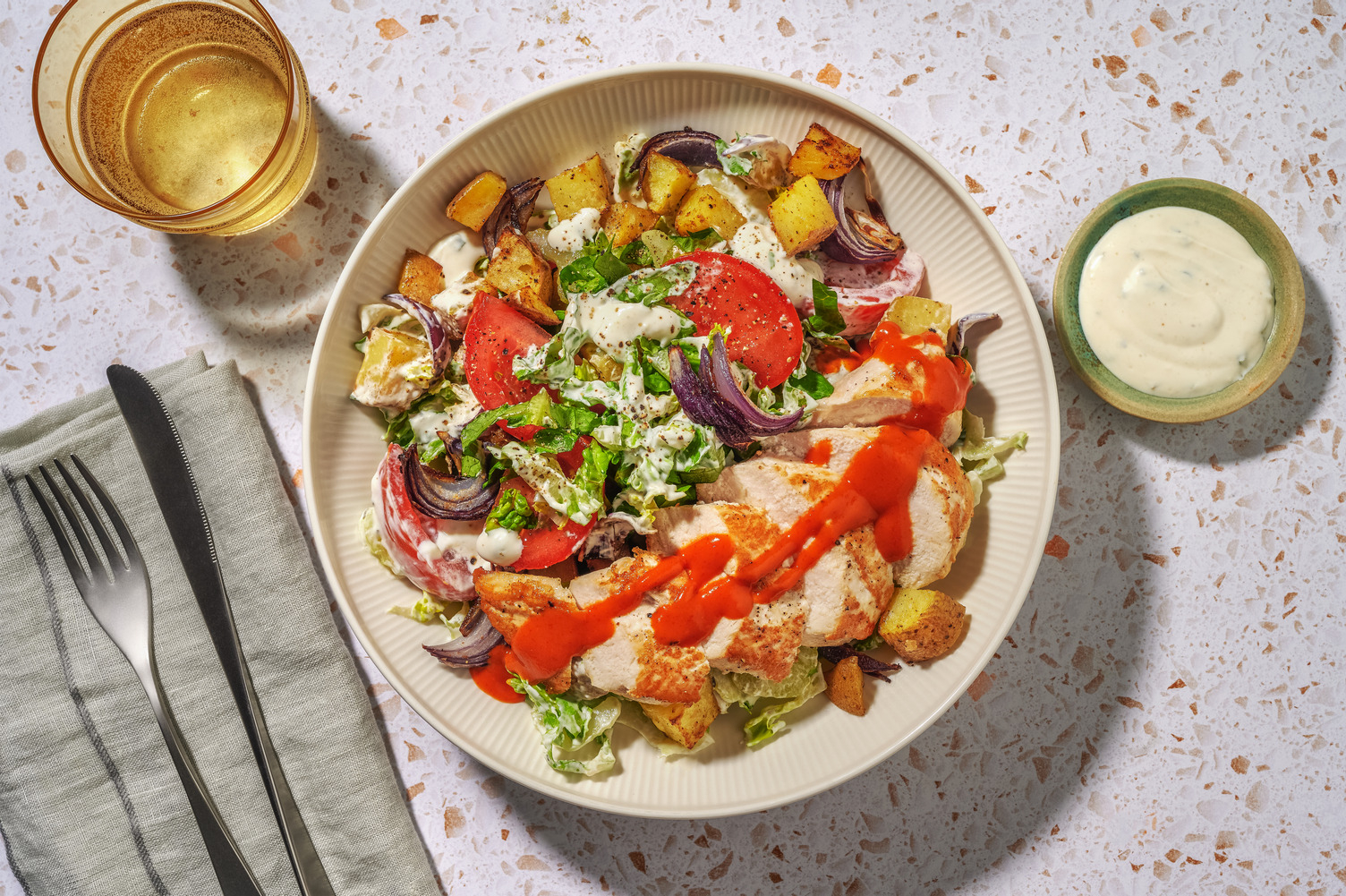 Knackiger Buffalo-Salat mit Hähnchenbrust