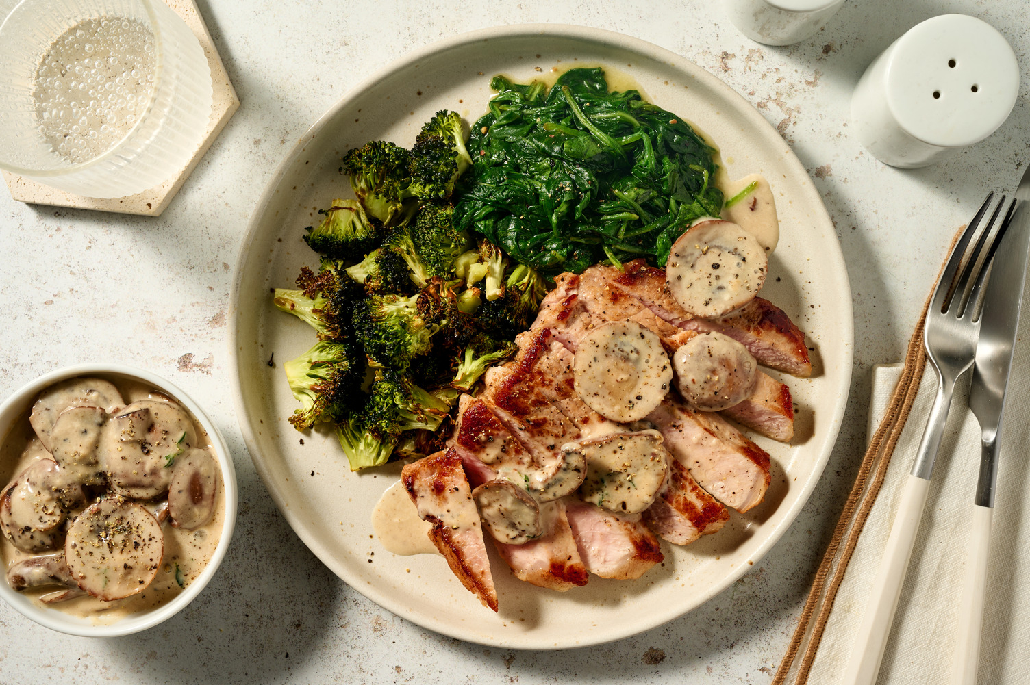 Keto-Schweinelachs mit Pilzsoße