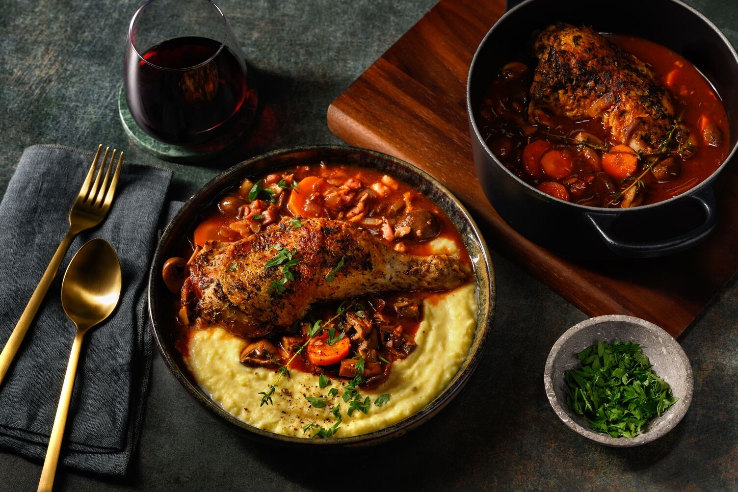 Langsam geschmortes Coq au Vin mit doppelt Huhn