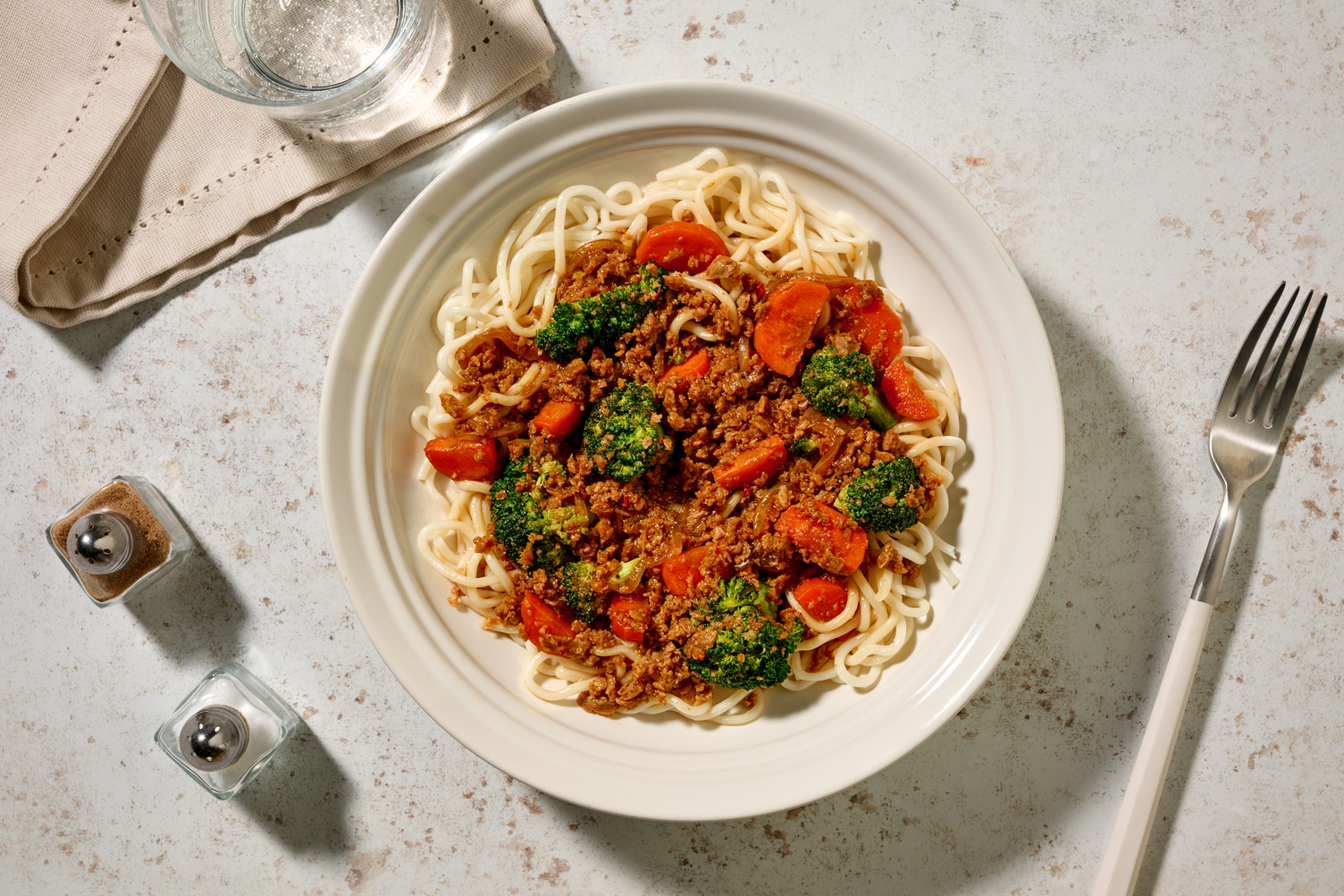 Wokpfanne mit Konjaknudeln und Hackfleisch