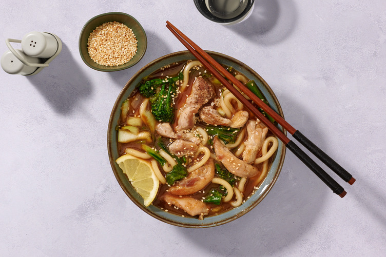 Teriyaki-udonsoep met kip en broccolini