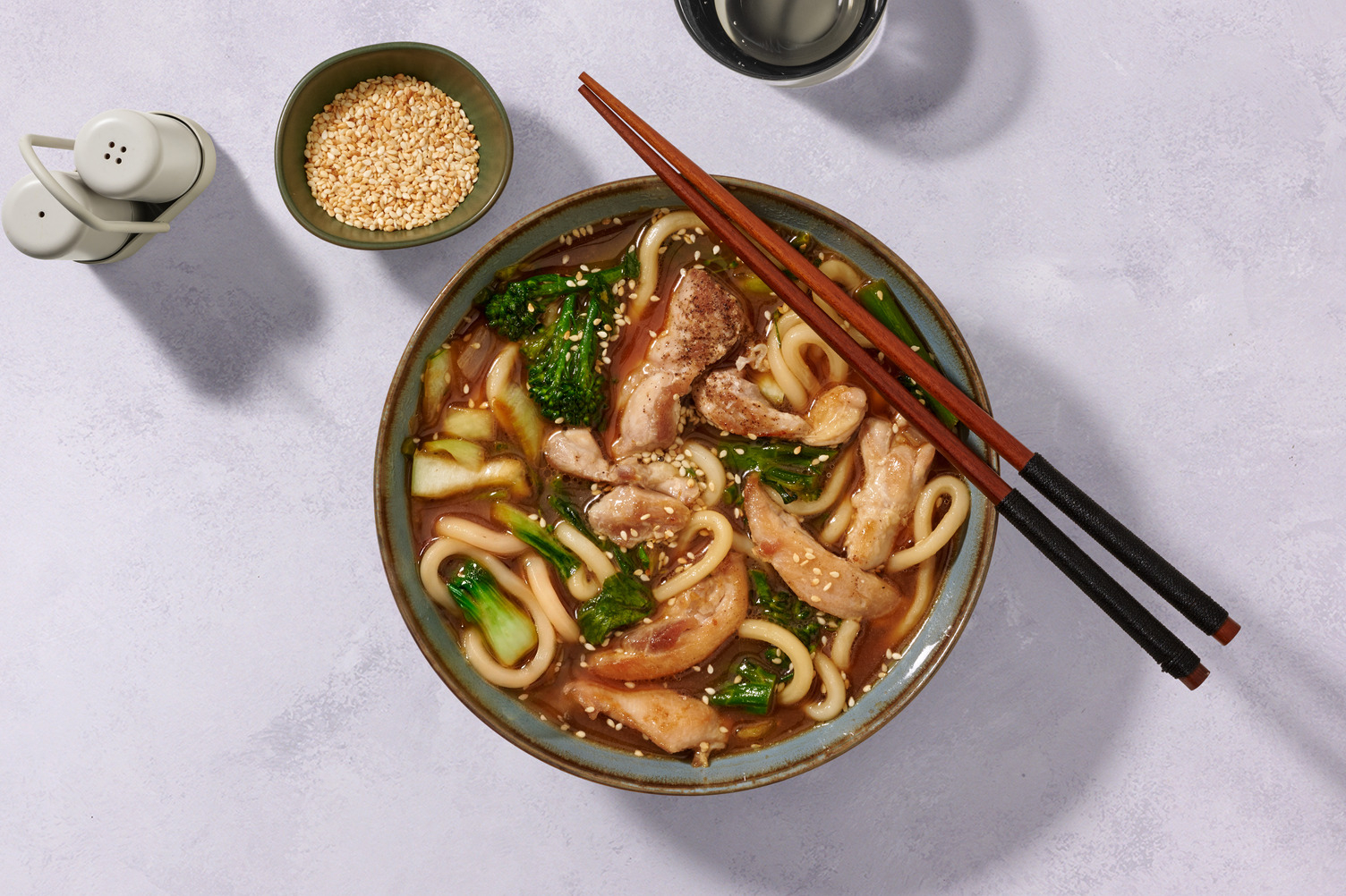 Teriyaki-udonsoep met kip en broccolini