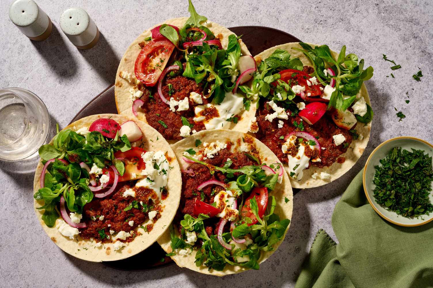 Tacos fusion, kefta de bœuf écrasée, labné & salade