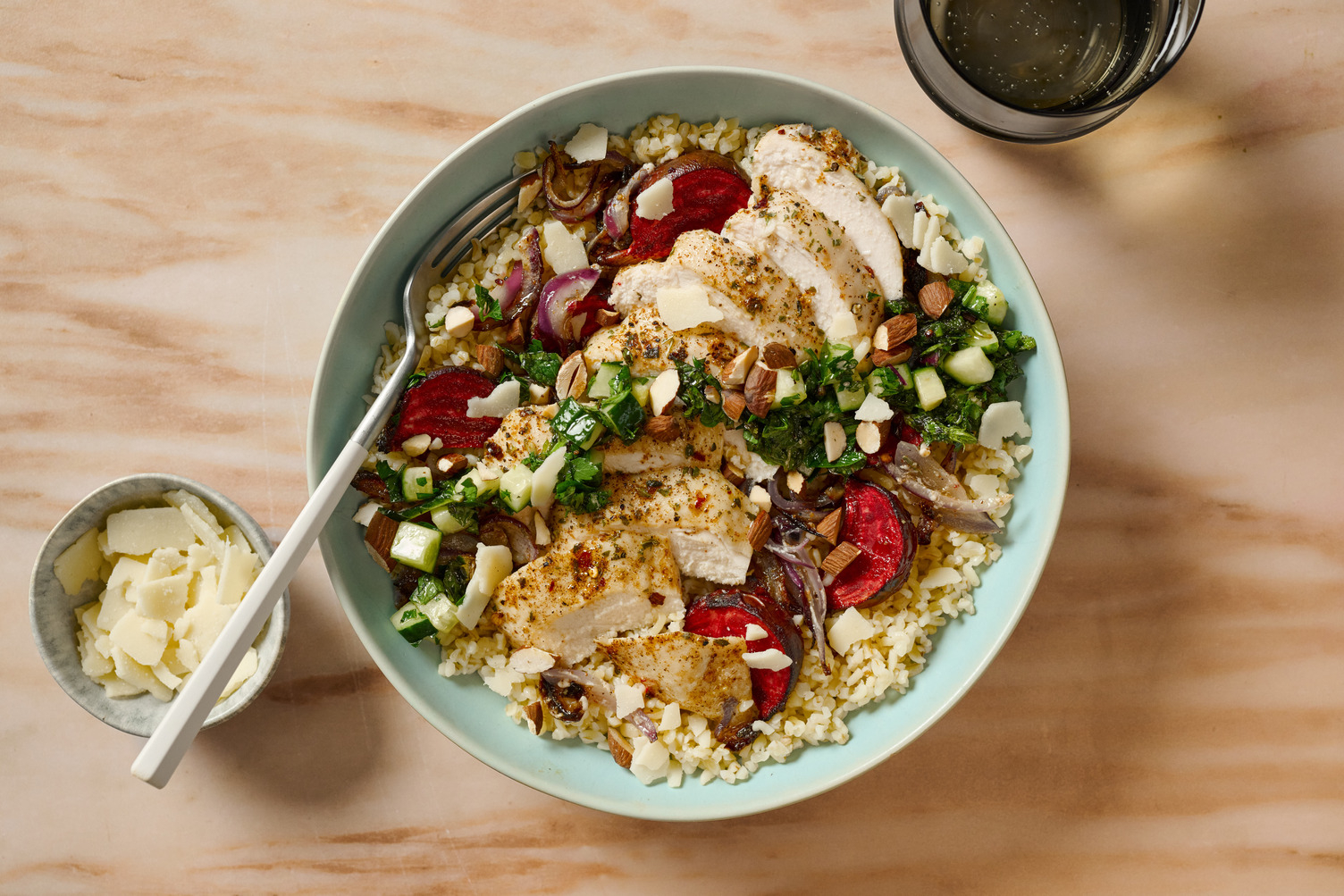 Mediterrane Bowl mit Hähnchen & Grana Padano
