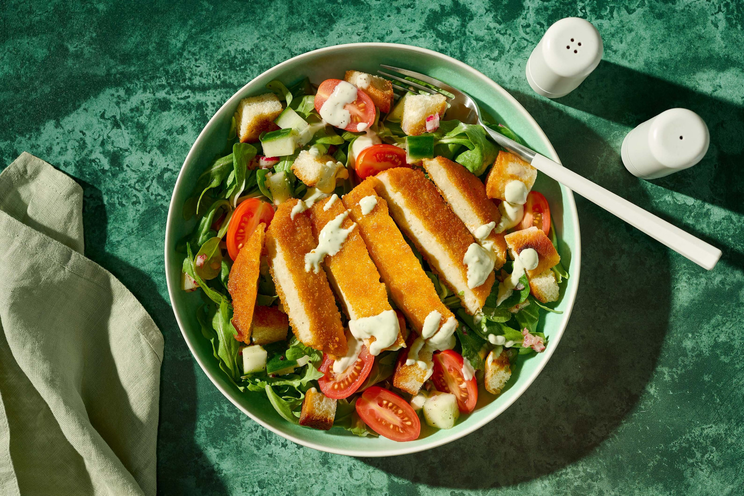 Krokante veggie schnitzel met salade op z'n Italiaans