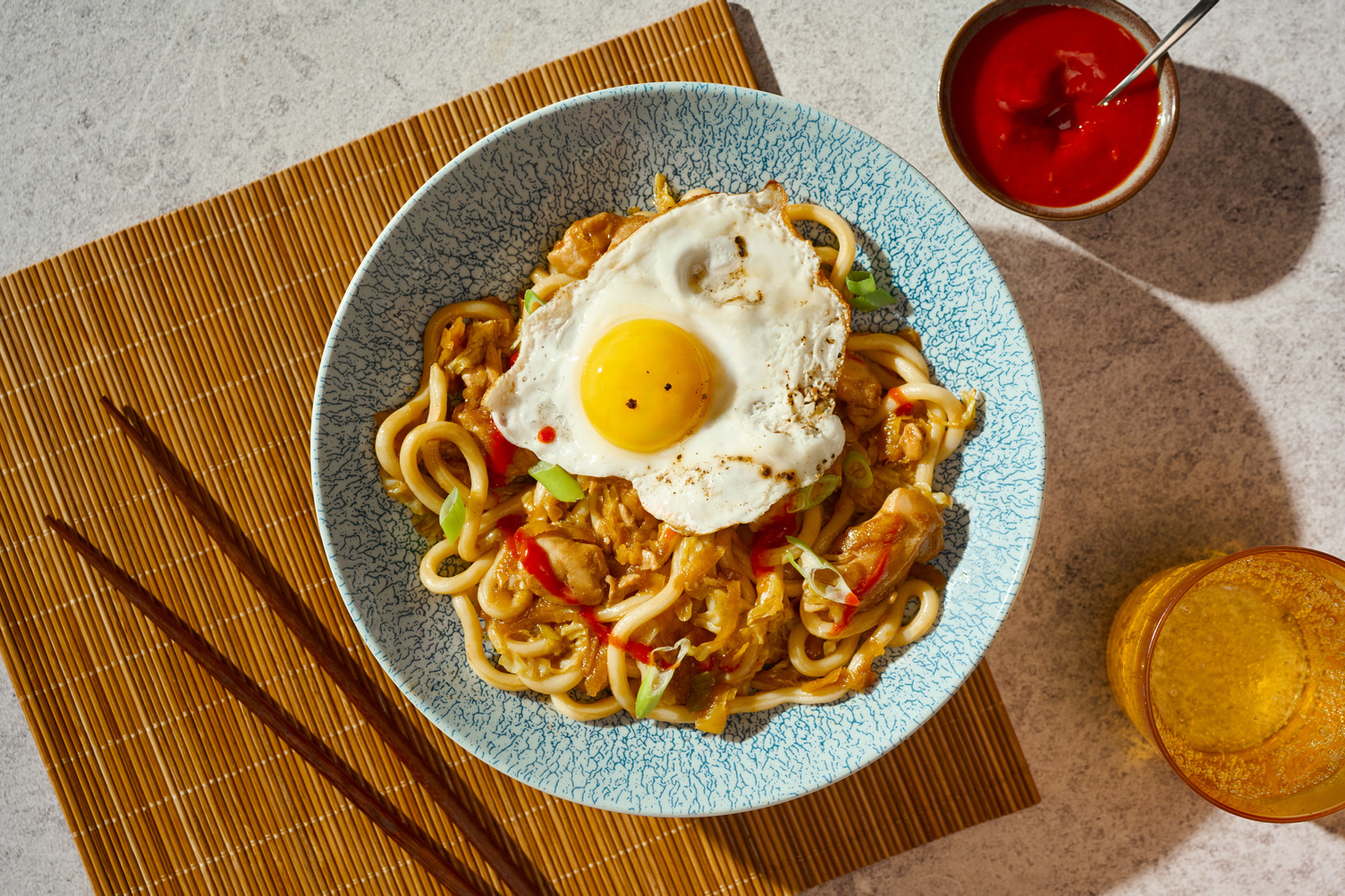 Khmer-geïnspireerde stir-fry met kip en udon