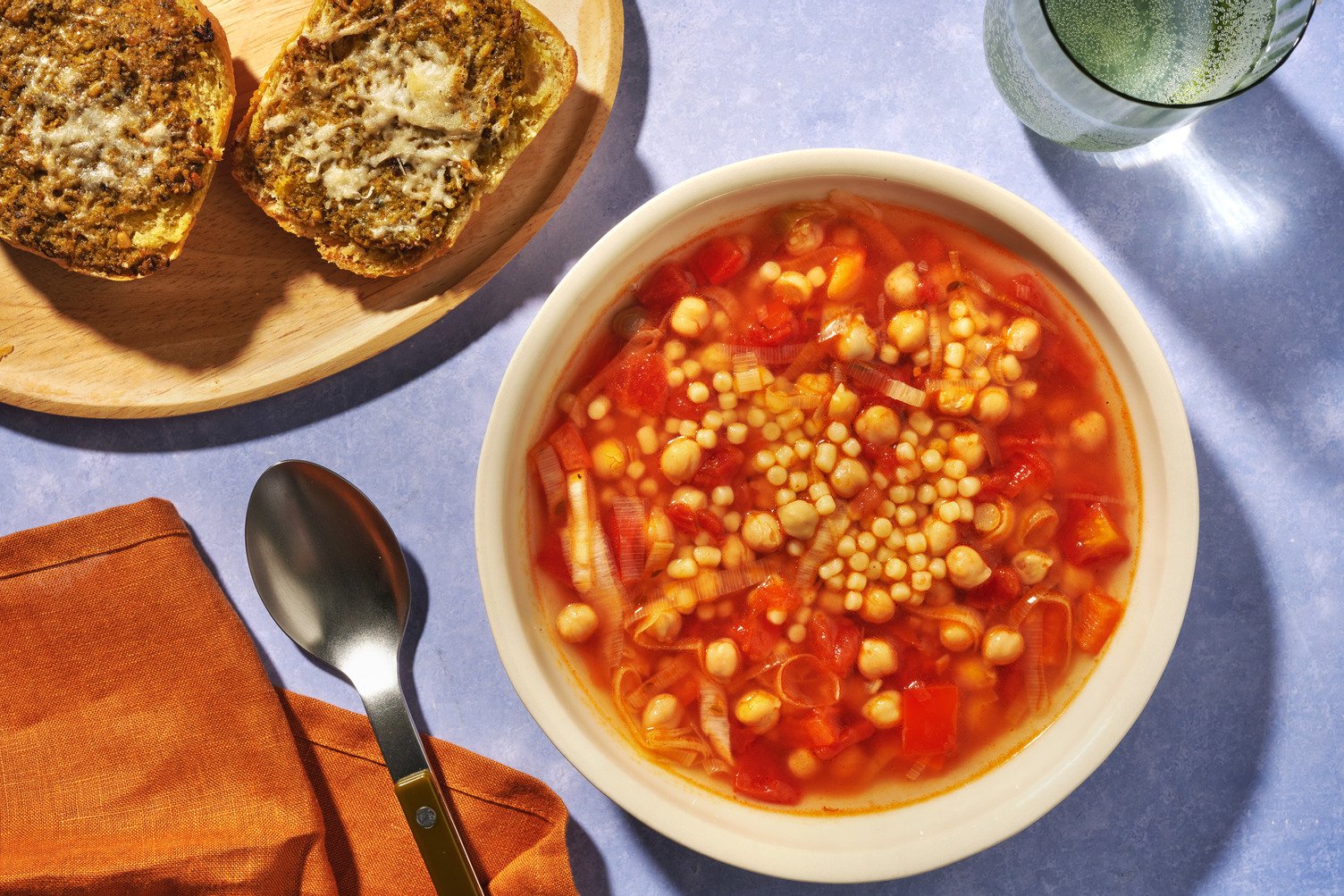 Perlencouscous-Minestrone mit Kichererbsen
