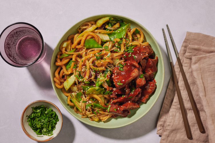 Roerbak met biefstuk, udonnoedels en zoete Aziatische saus