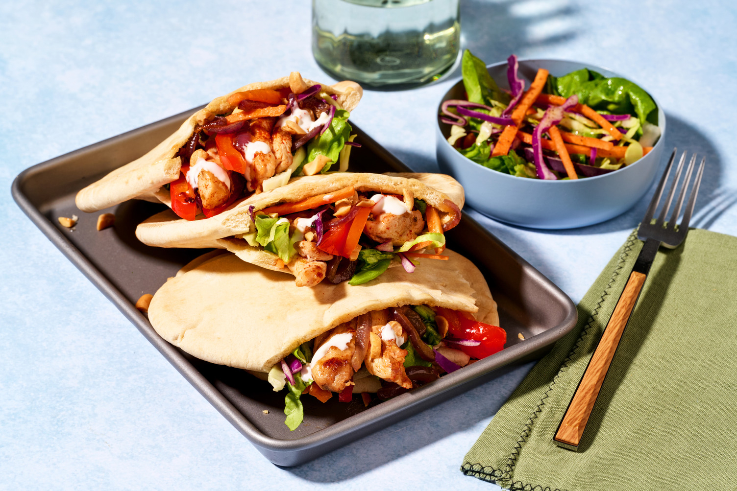 Pitas au poulet & mayo miel-gingembre, slaw