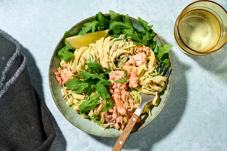 5-minuten romige tagliatelle met warmgerookte zalm