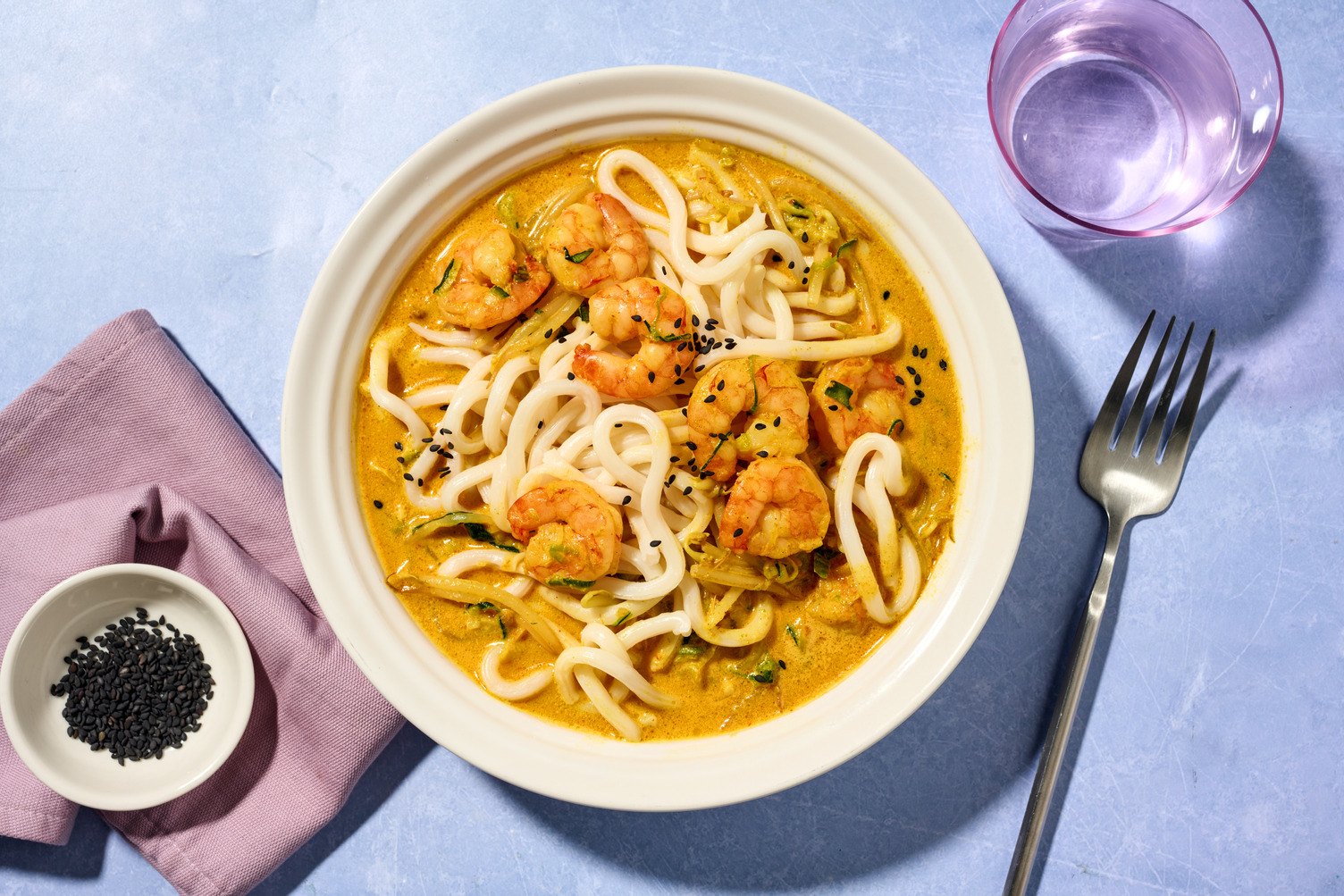 5-minuten udon met scampi's in kokos-currysaus 