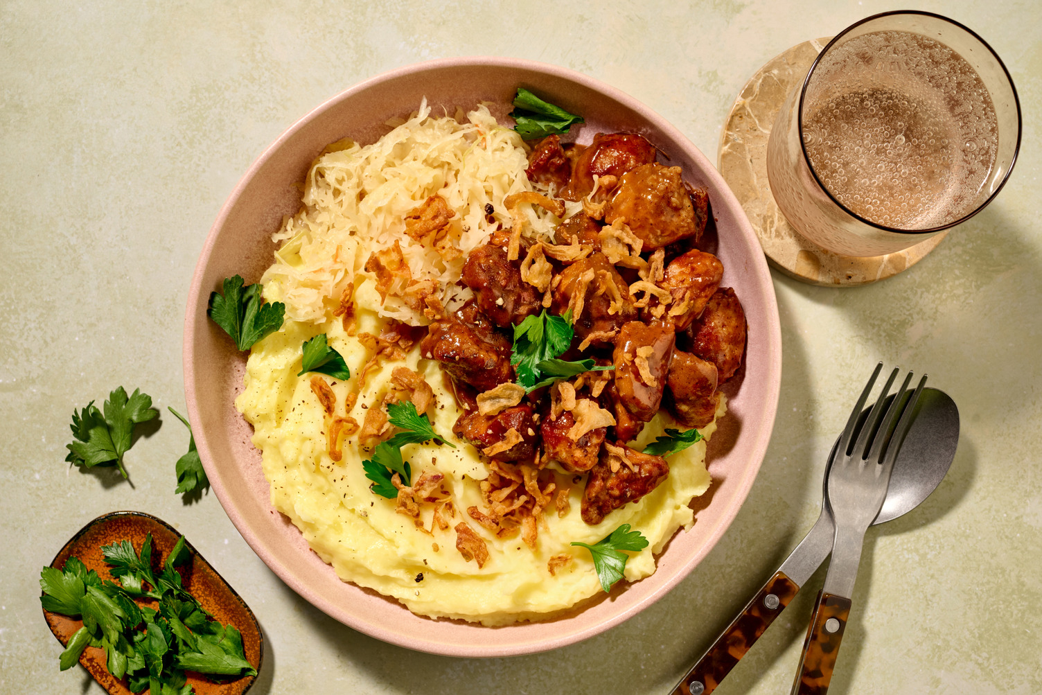 5-minuten kipgehaktballetjes met aardappelpuree en zuurkool