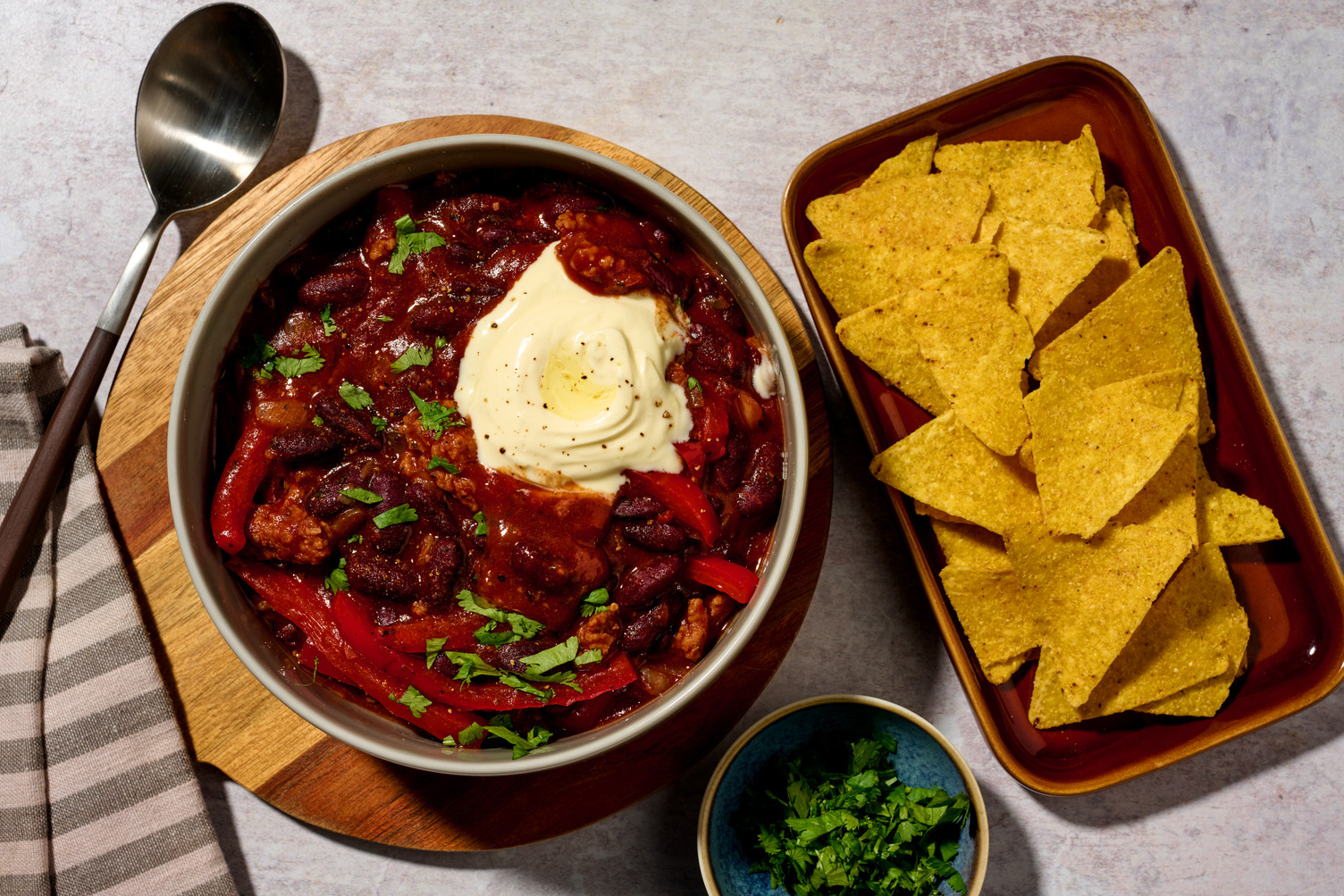 5-minuten chili met kipgehakt, tortillachips en zure room