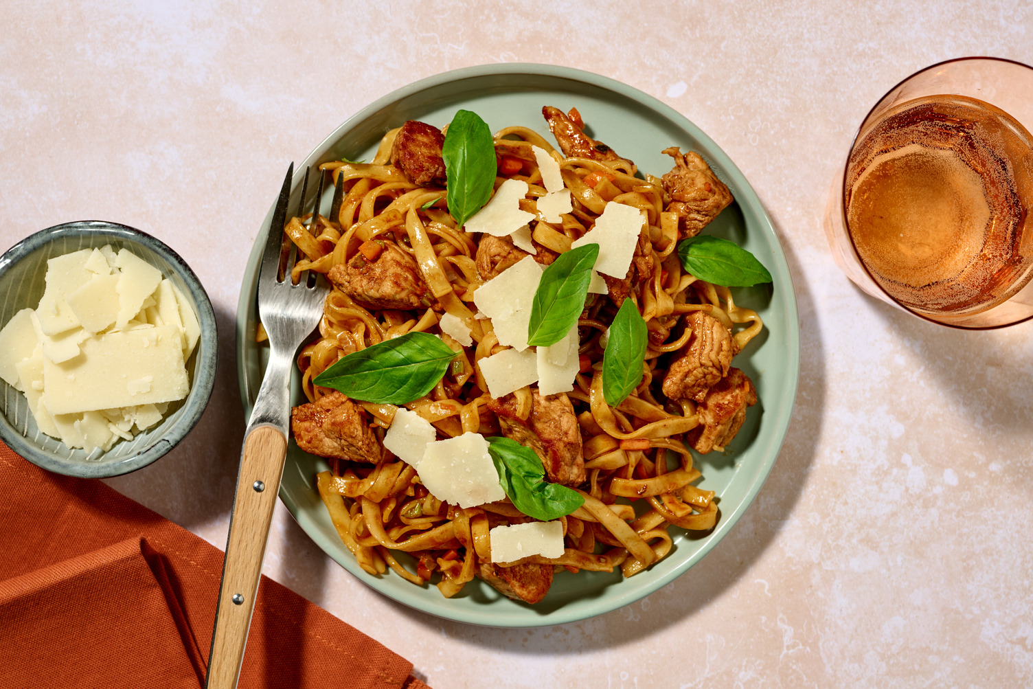 5-minuten tagliatelle in romige rodewijnsaus met varkensvlees