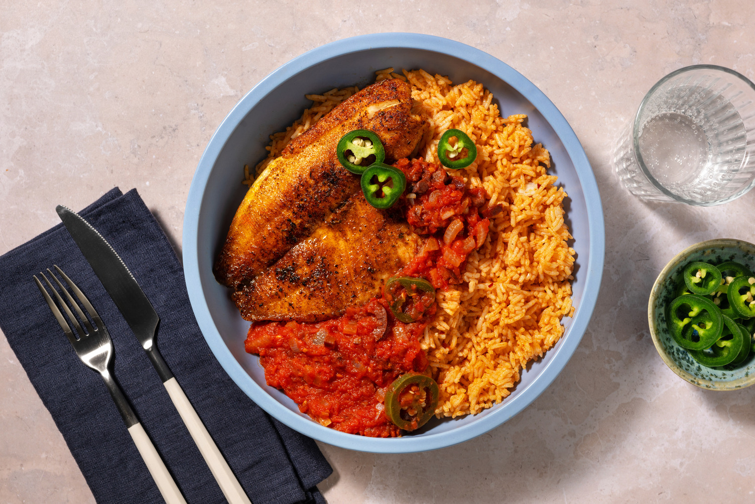 Buntbarsch aus der Bratpfanne in Veracruz-Sauce