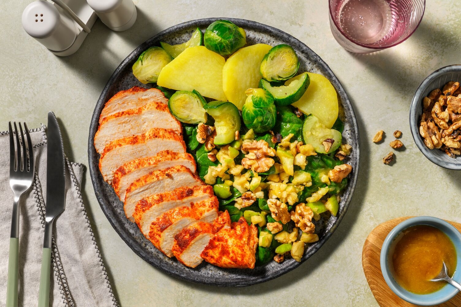 Piri-Piri-Hähnchen auf Rosenkohl-Apfel-Salat