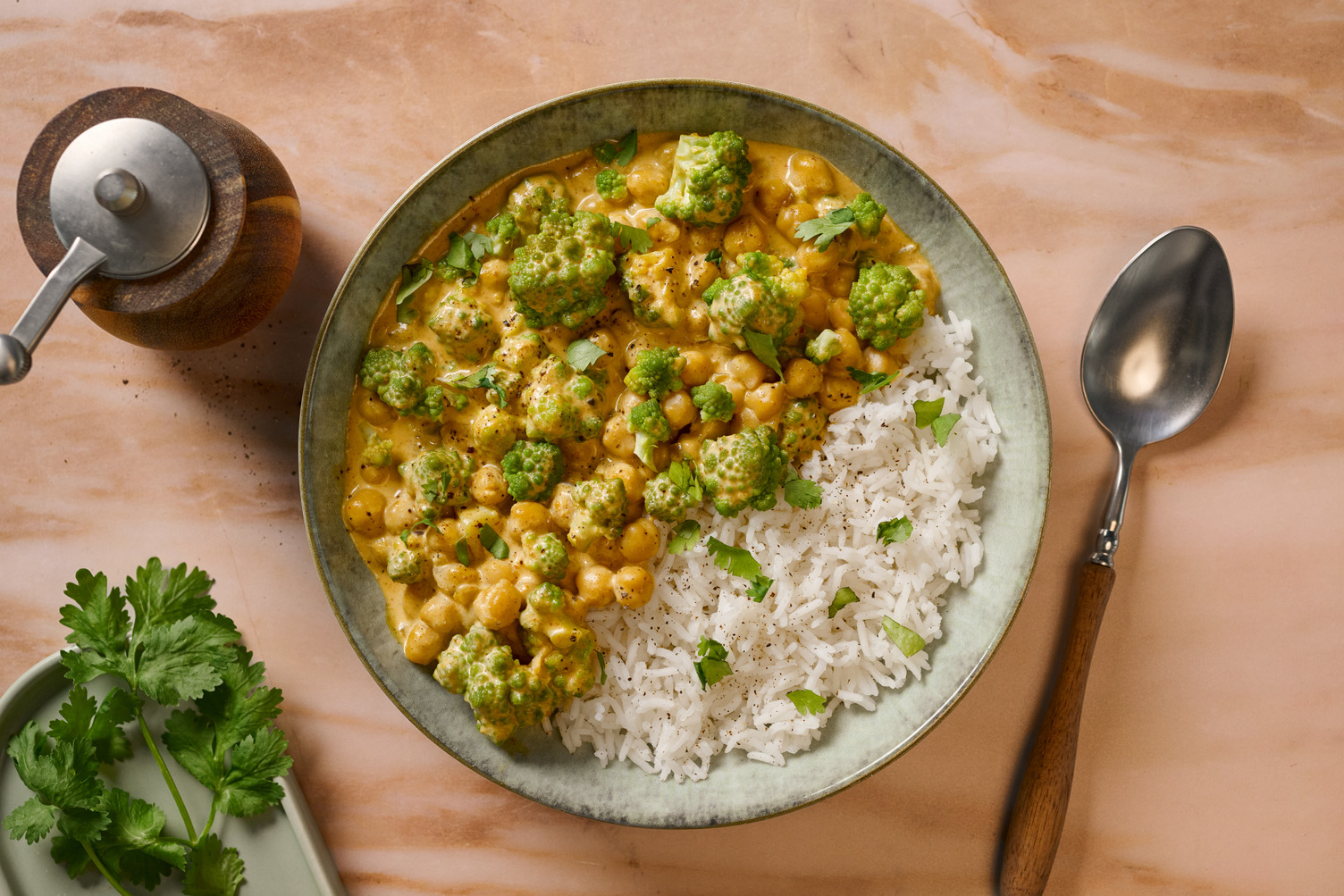 Gelbes Curry mit Romanesco und Kichererbsen