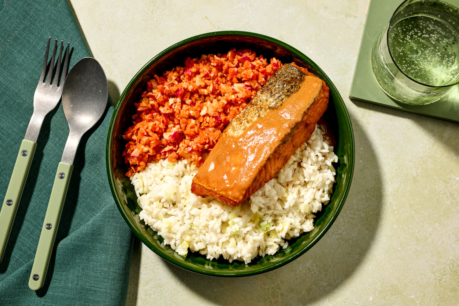 Japanisches Miso-Lachsfilet auf Sushi-Sesam-Reis