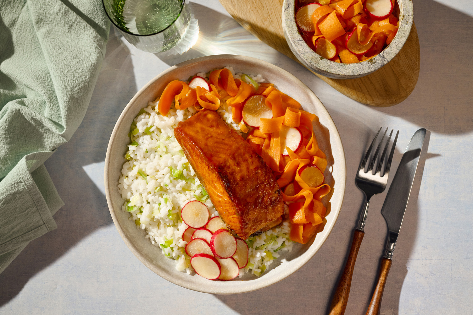 Doppelt Miso-Lachsfilet auf Sushi-Sesam-Reis