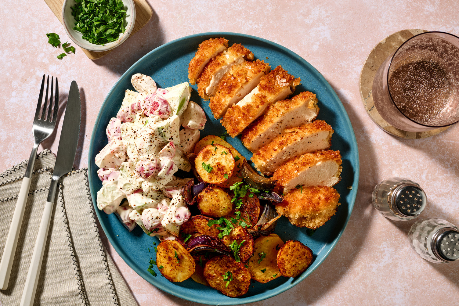Bio-Backhähnchen mit Apfel-Radieschen-Salat