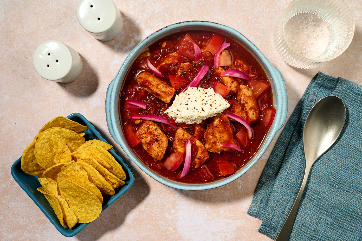 Chili con Carne mit Hähnchenstreifen und Nachos