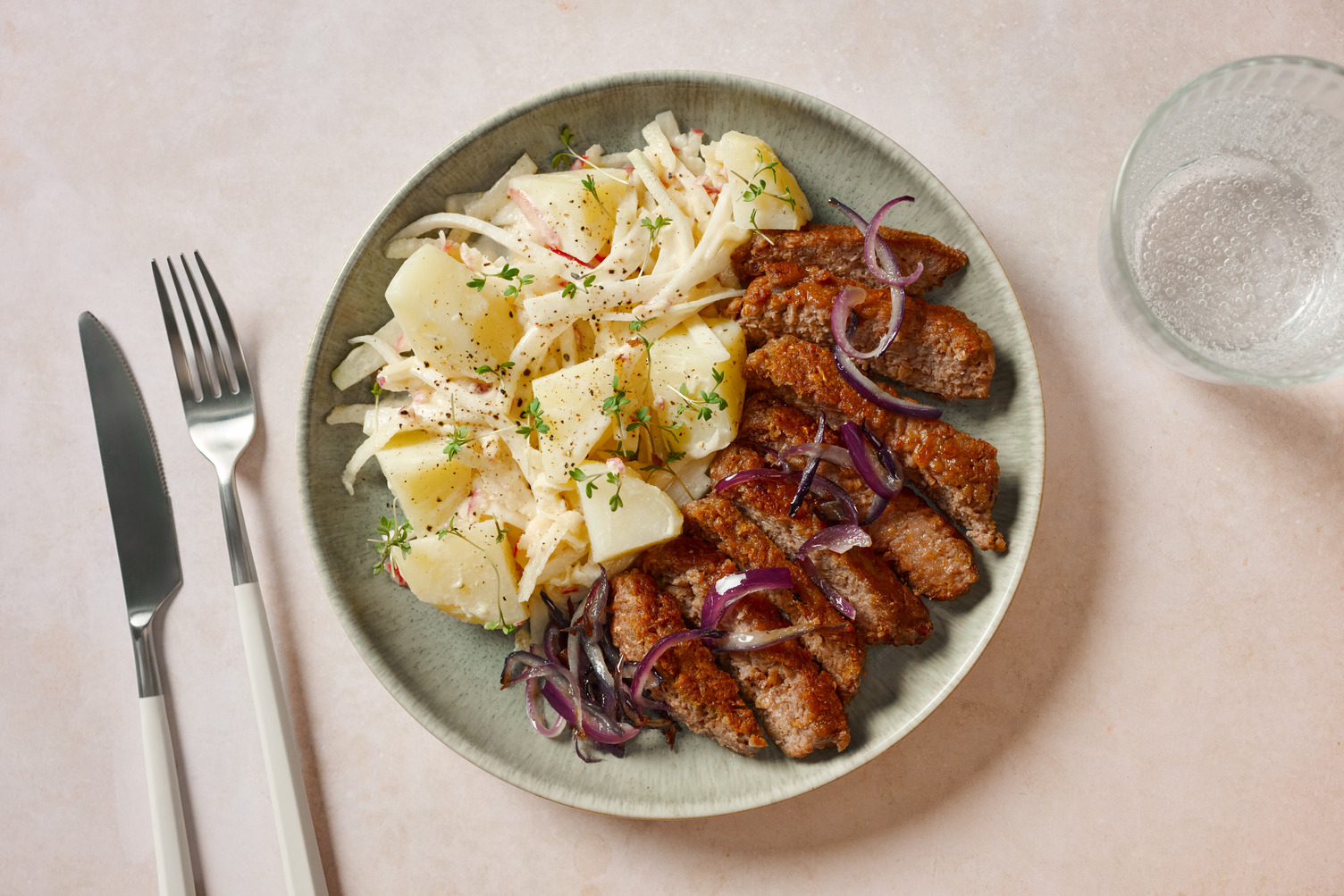 Beyond Meat Burger mit Kartoffel-Kohlrabi-Salat