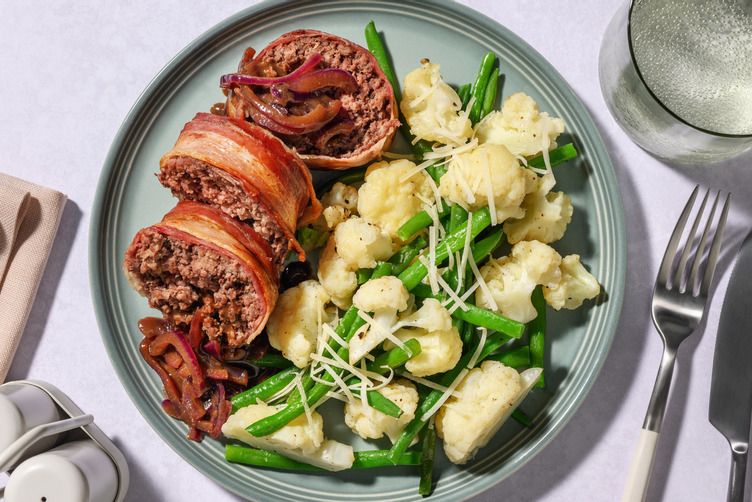 Bio-Hackbraten im Baconmantel mit Zwiebelsoße