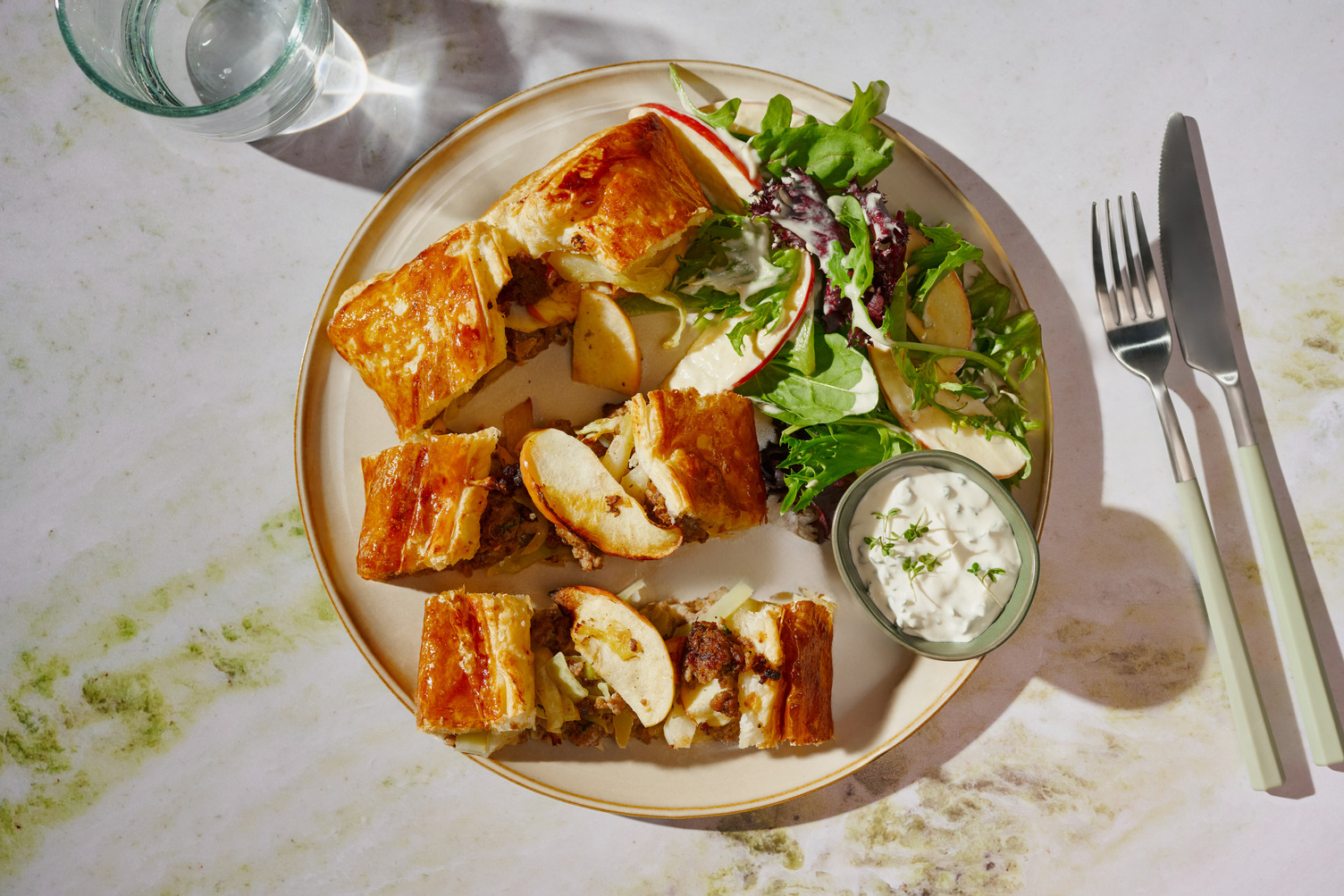 Spitzkohlstrudel mit Bio-Rinderhack und Apfel