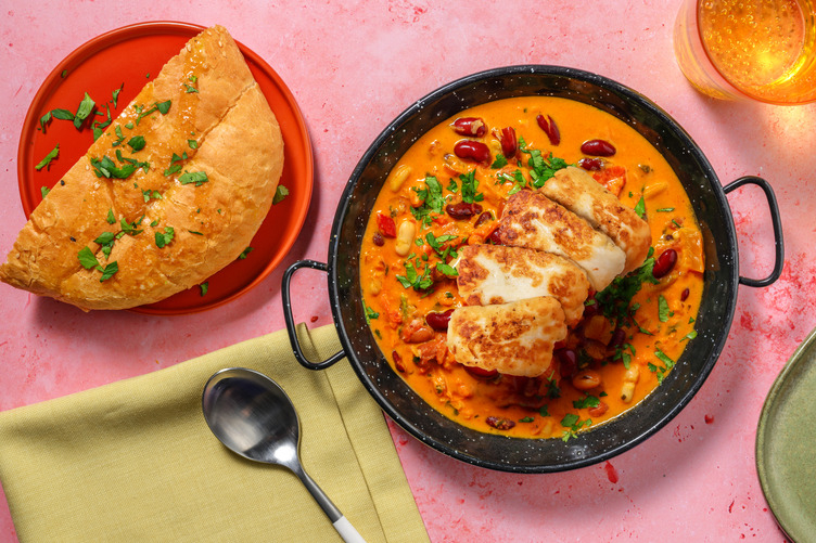 Pikantes Bohnen-Curry Dal Makhani mit extra Bio-Halloumi
