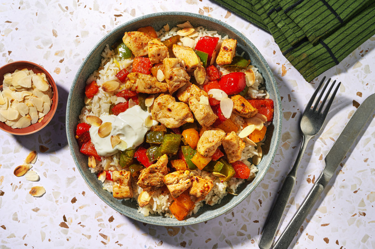 Glasiertes Bio-Hähnchen mit Paprika auf Reis