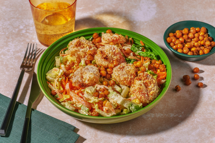 Salat mit knusprigen Kichererbsen und Garnelen