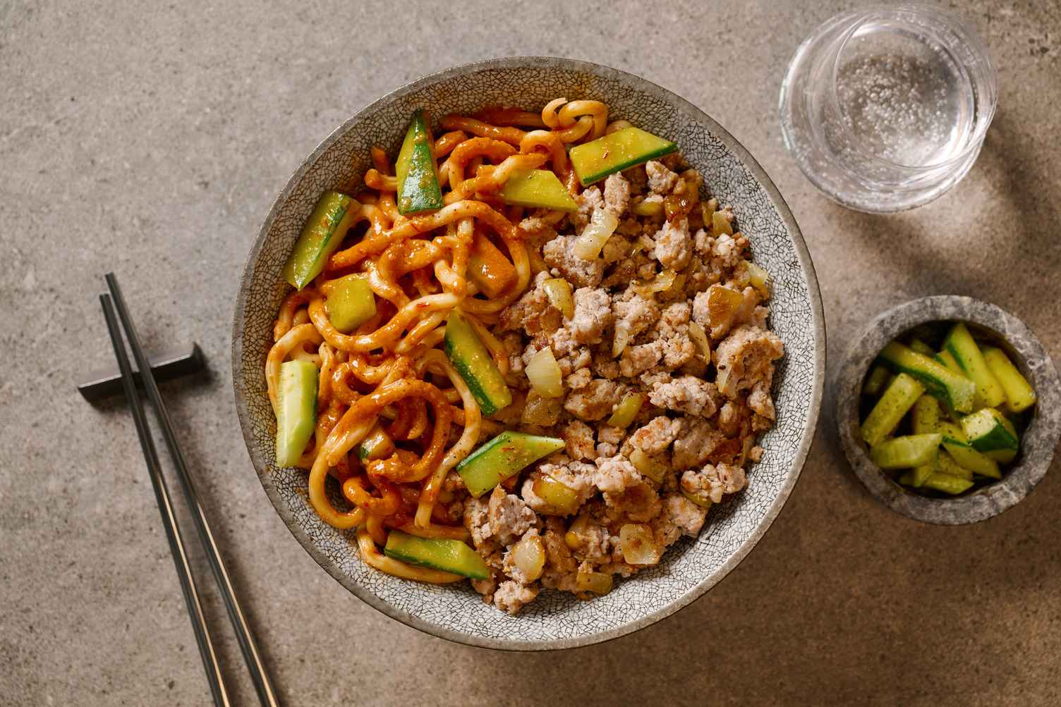 Kalter Udon-Salat mit Hackfleisch