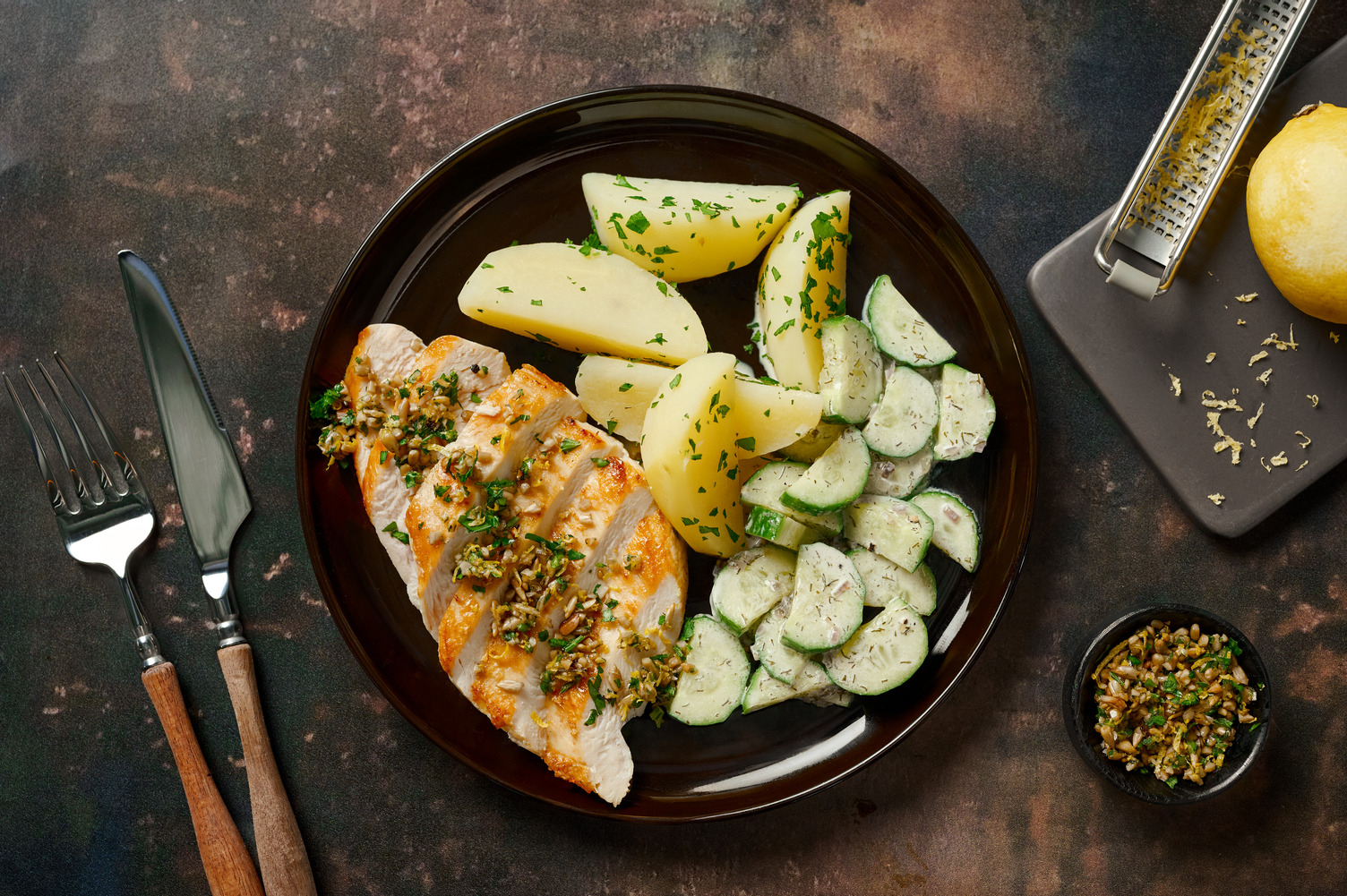 Gebratenes Bio-Hähnchen mit cremigem Gurkensalat