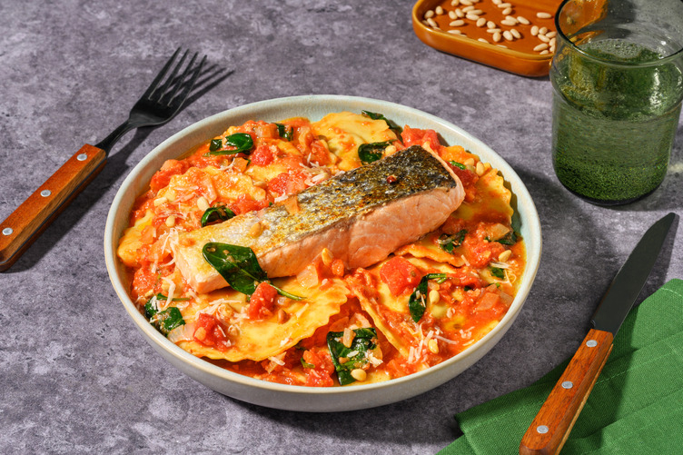 Girasoli in Tomaten-Pesto-Soße mit extra Lachsfilet