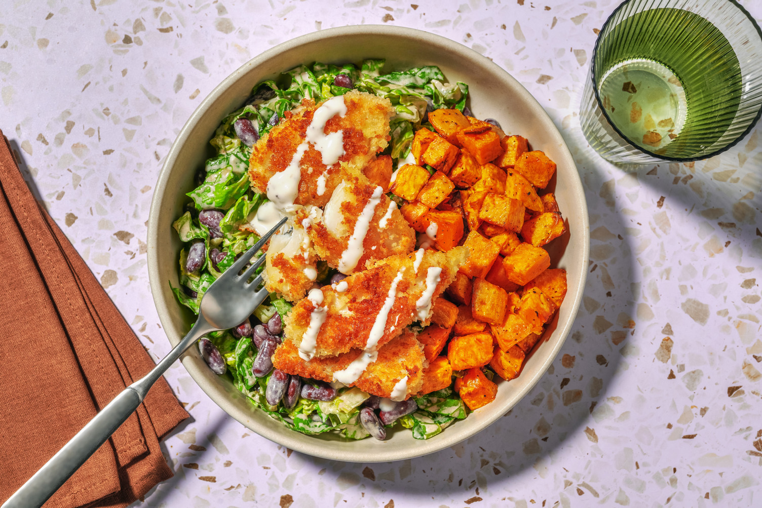 Fisch Bites mit Süßkartoffel-Bohnen-Salat