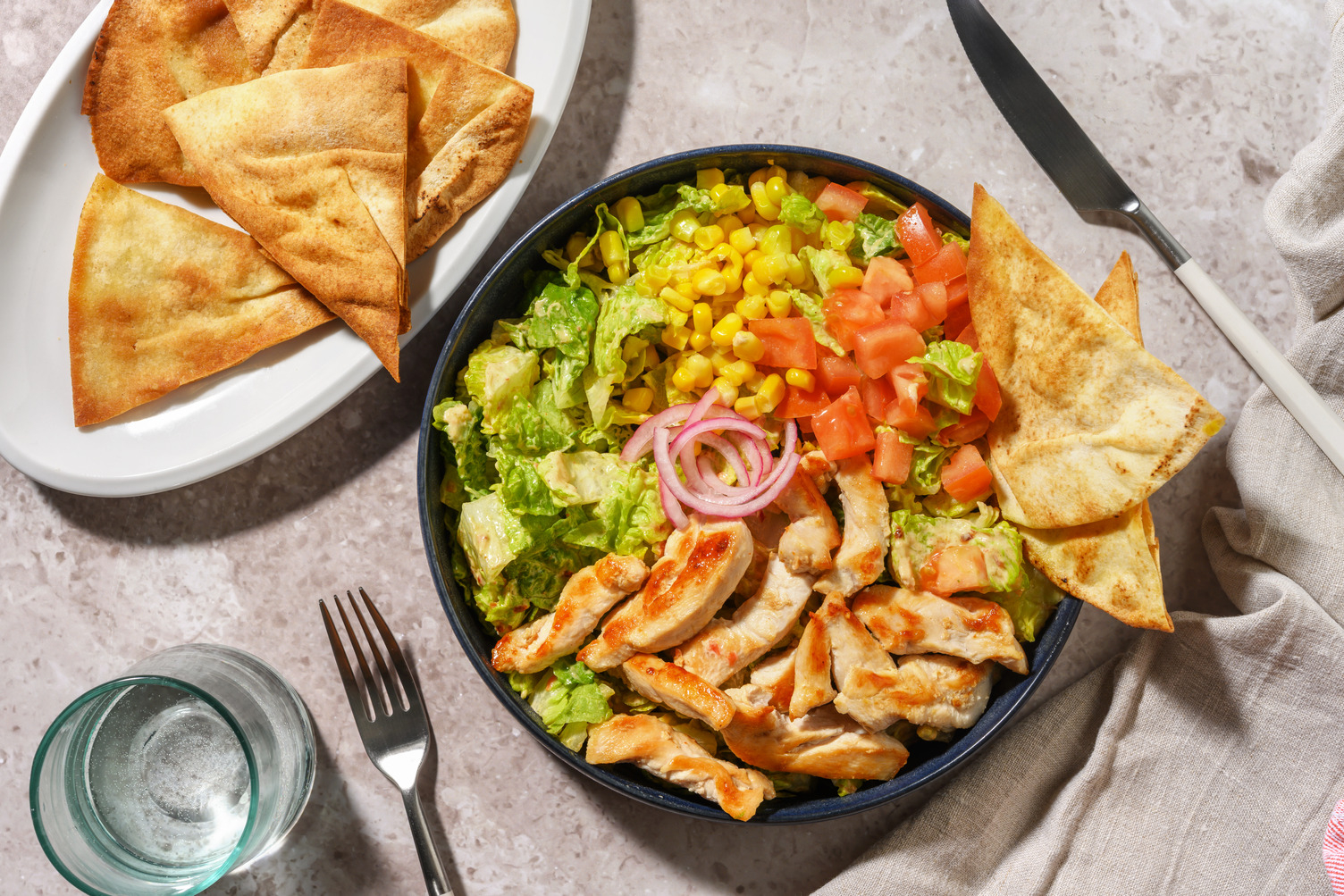 Bio-Schweinefiletstreifen auf buntem Salat