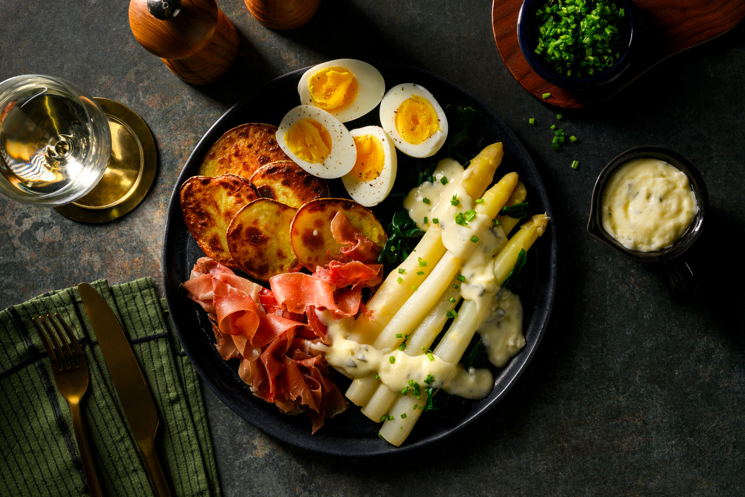 Asperges blanches, prosciutto & sauce estragon