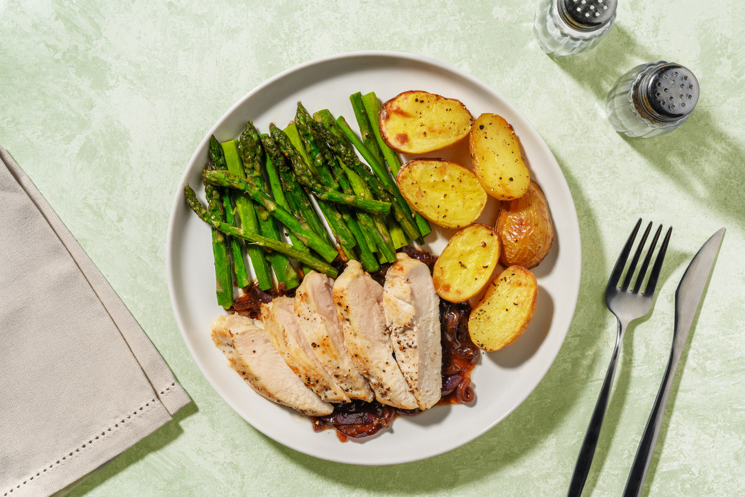 Grüner Spargel mit Bio-Hähnchenbrust