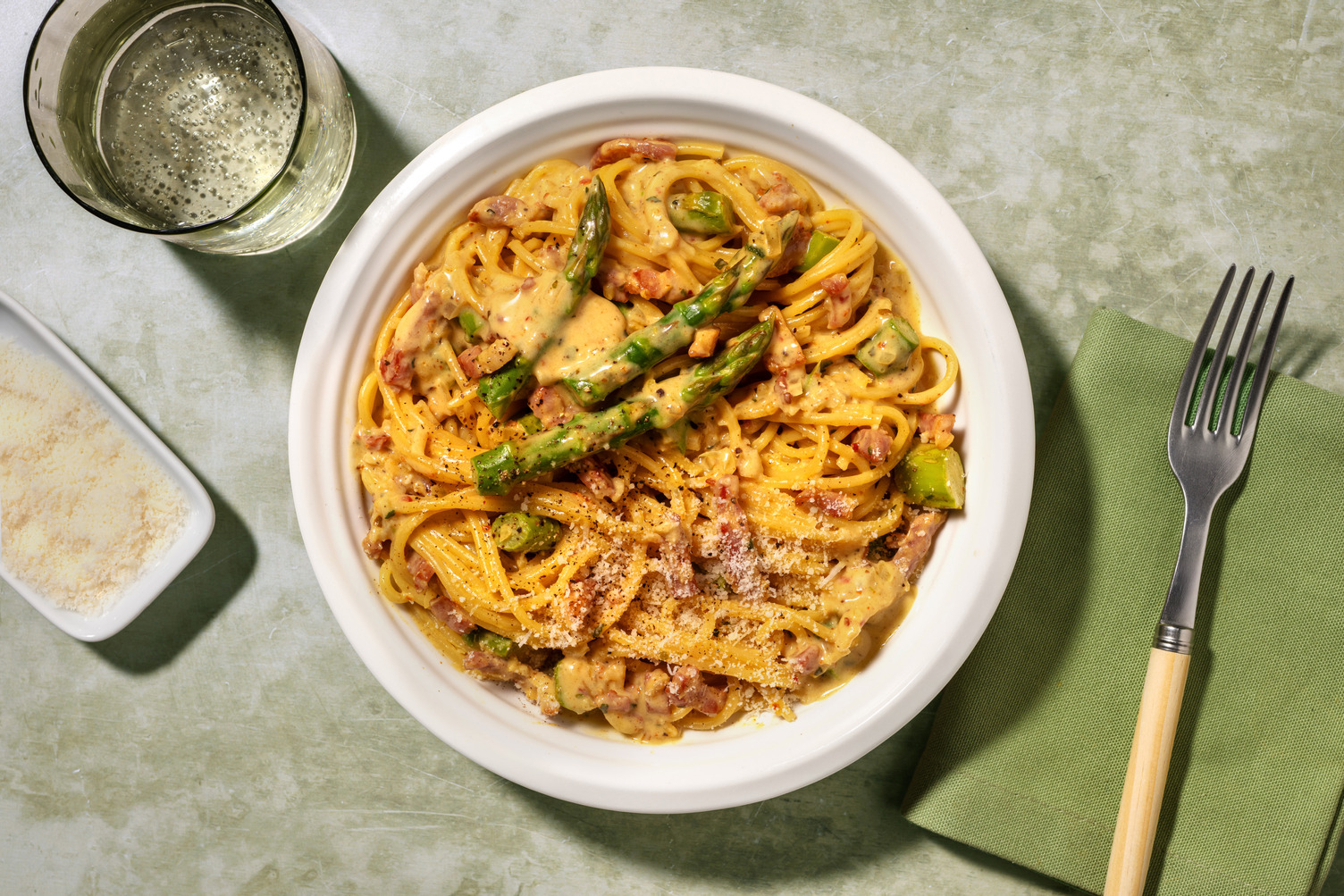 Grüner Spargel auf cremigen Spaghetti