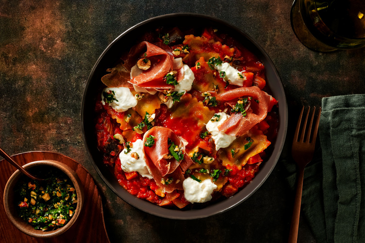 Ravioli met nduja, prosciutto, burrata en hazelnoten