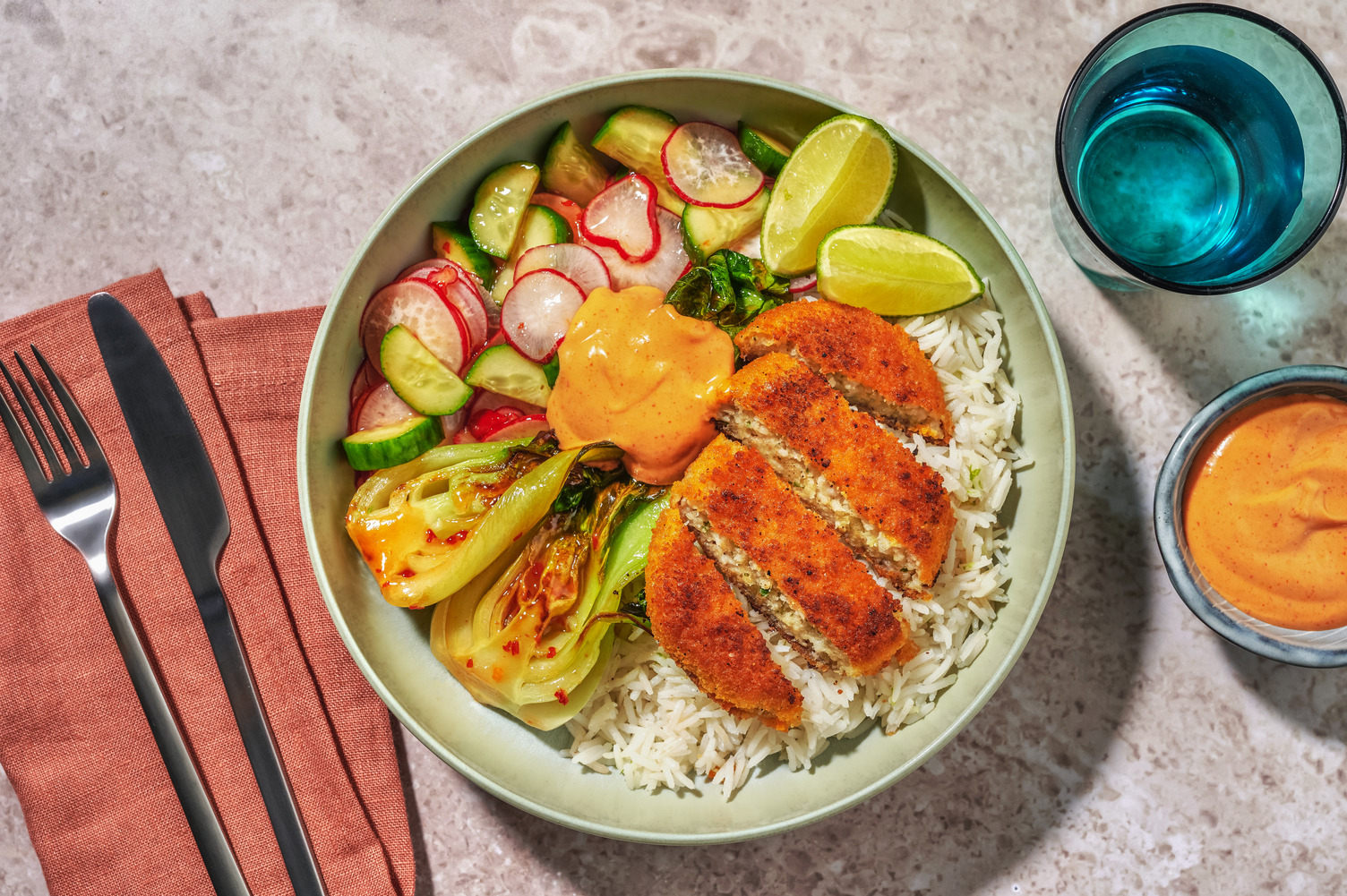 Knuspriges Fischpatty auf bunter Reis-Bowl 