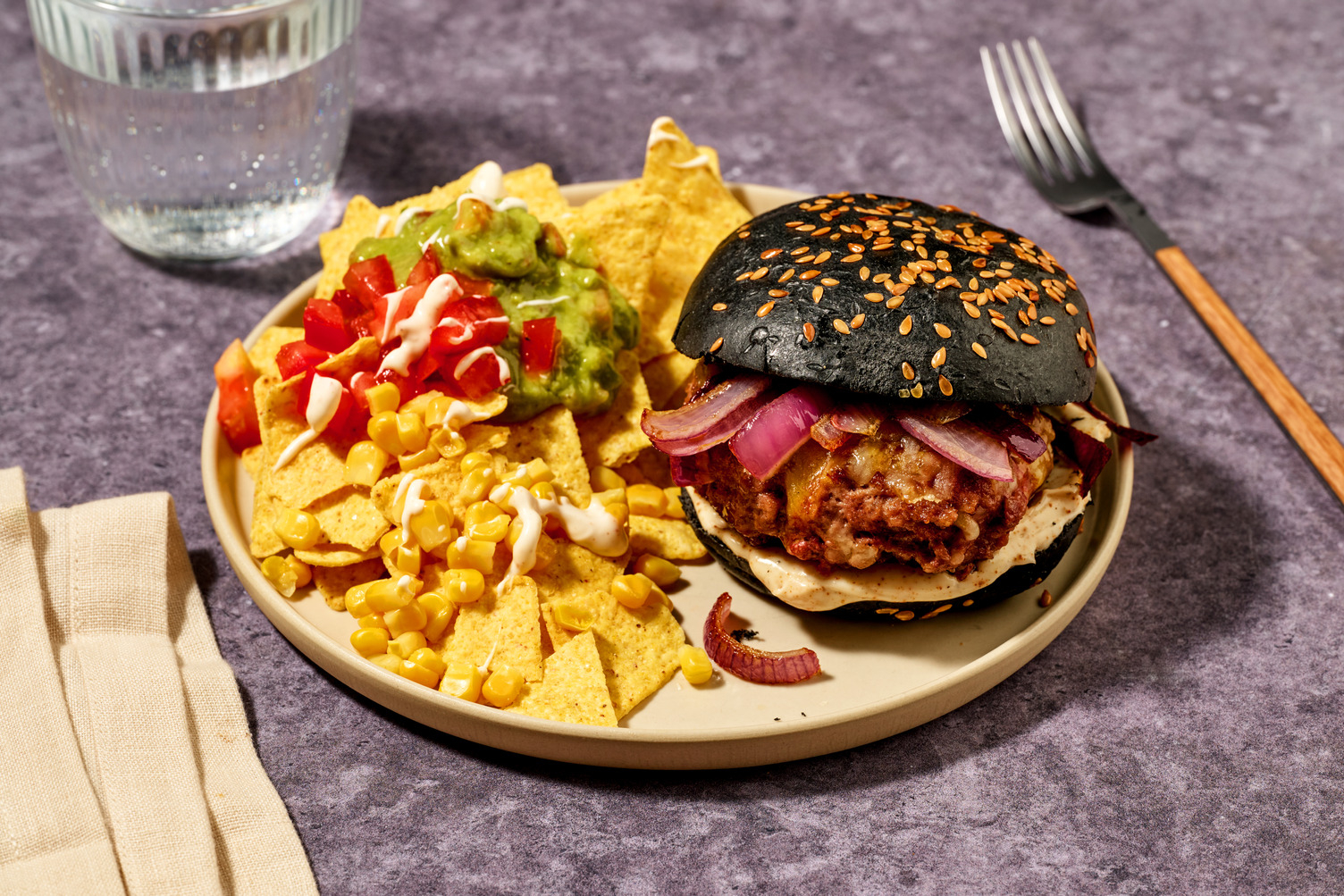Onze cheeseburger met loaded tortillachips