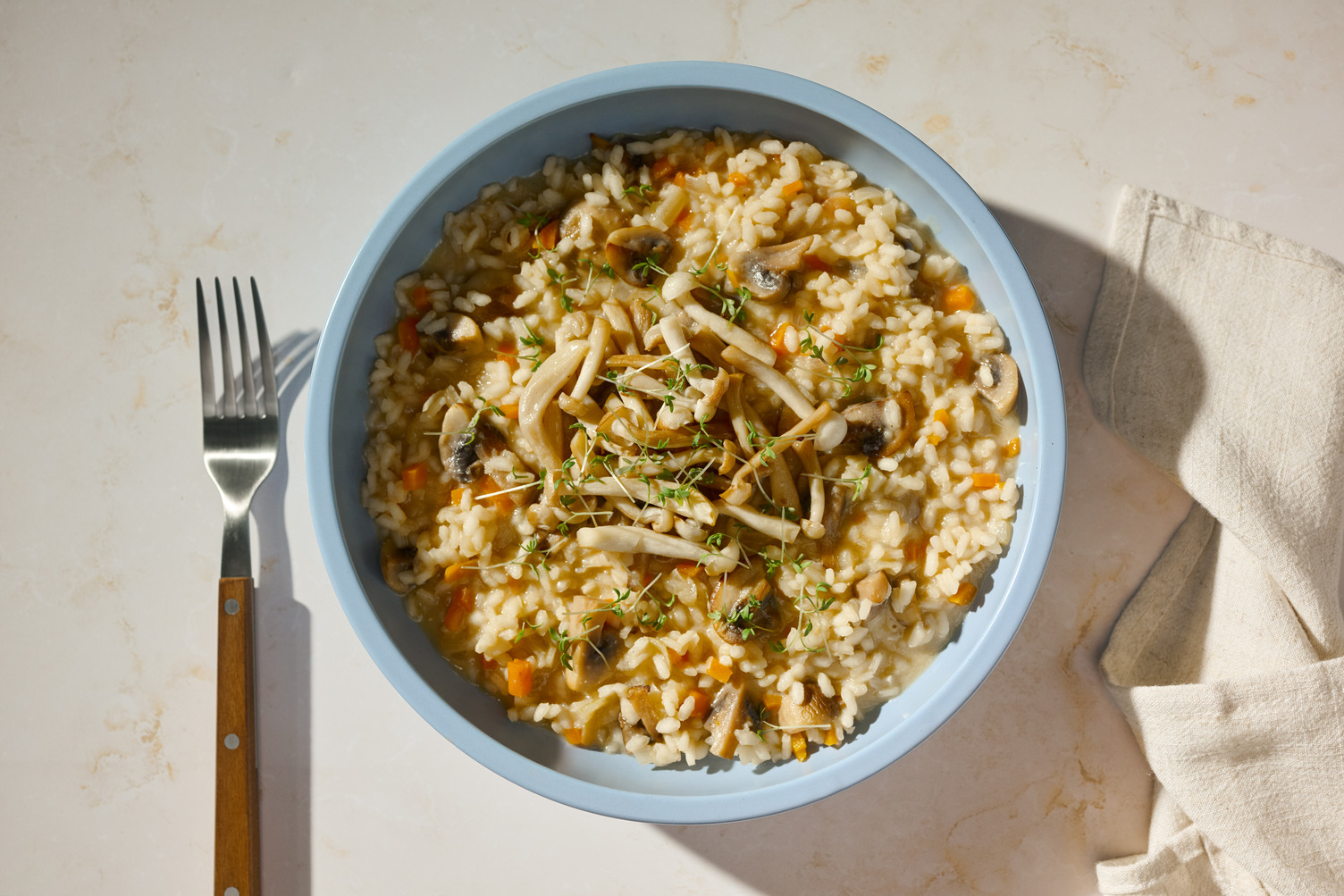 Shimeji Pilze und Guanciale auf Miso-Risotto