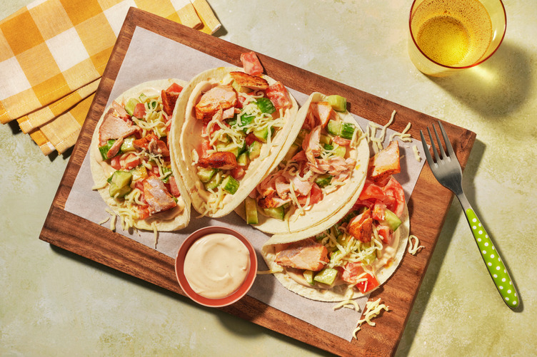 Piri-Piri Lachs-Tacos mit Käse, Gemüse & Aioli